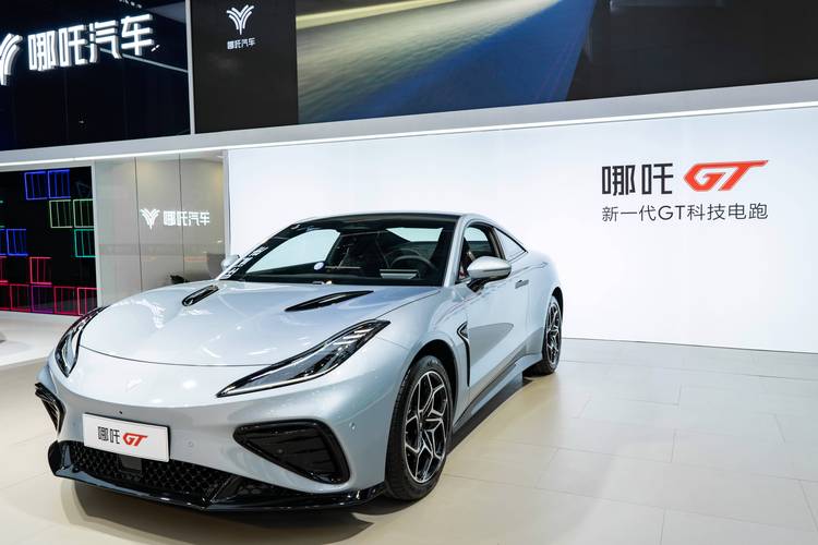 东莞337哪吒汽车在智能汽车领域的表现，领途汽车在新能源汽车市场中的影响力